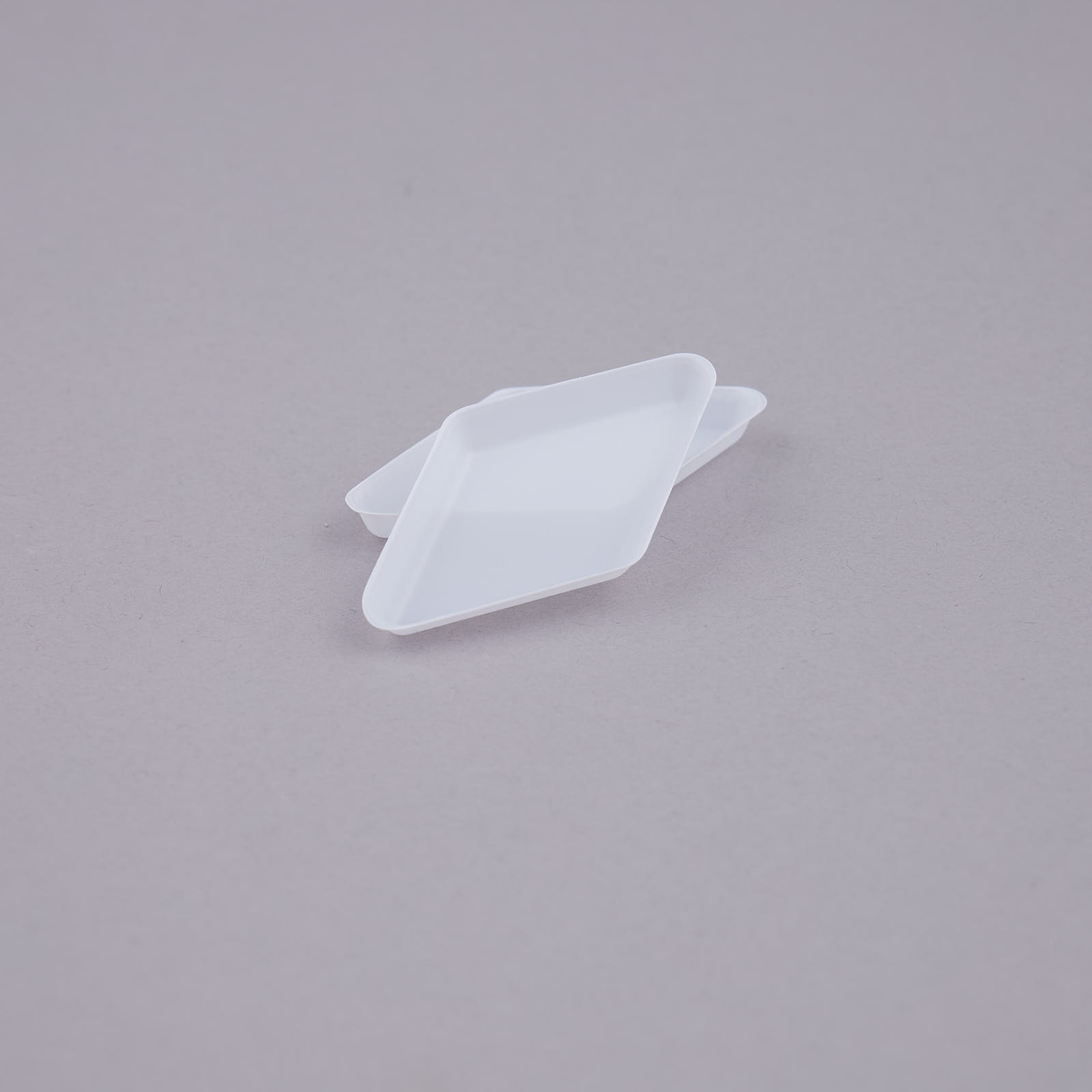 Weighing dishes PS 5 ml diamant shaped white  31 x 53 x 5.3 mm. antistatic